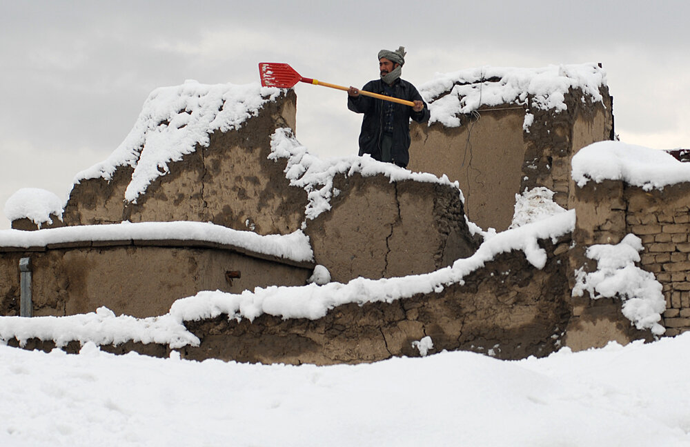  An Afghan man clears the snow from the roof of his house in Kabul, 08 January 2008. At least 19 people were killed, 16 were missing and scores of others including more than 200 policemen were stranded after heavy snow falls hit Afghanistan this week