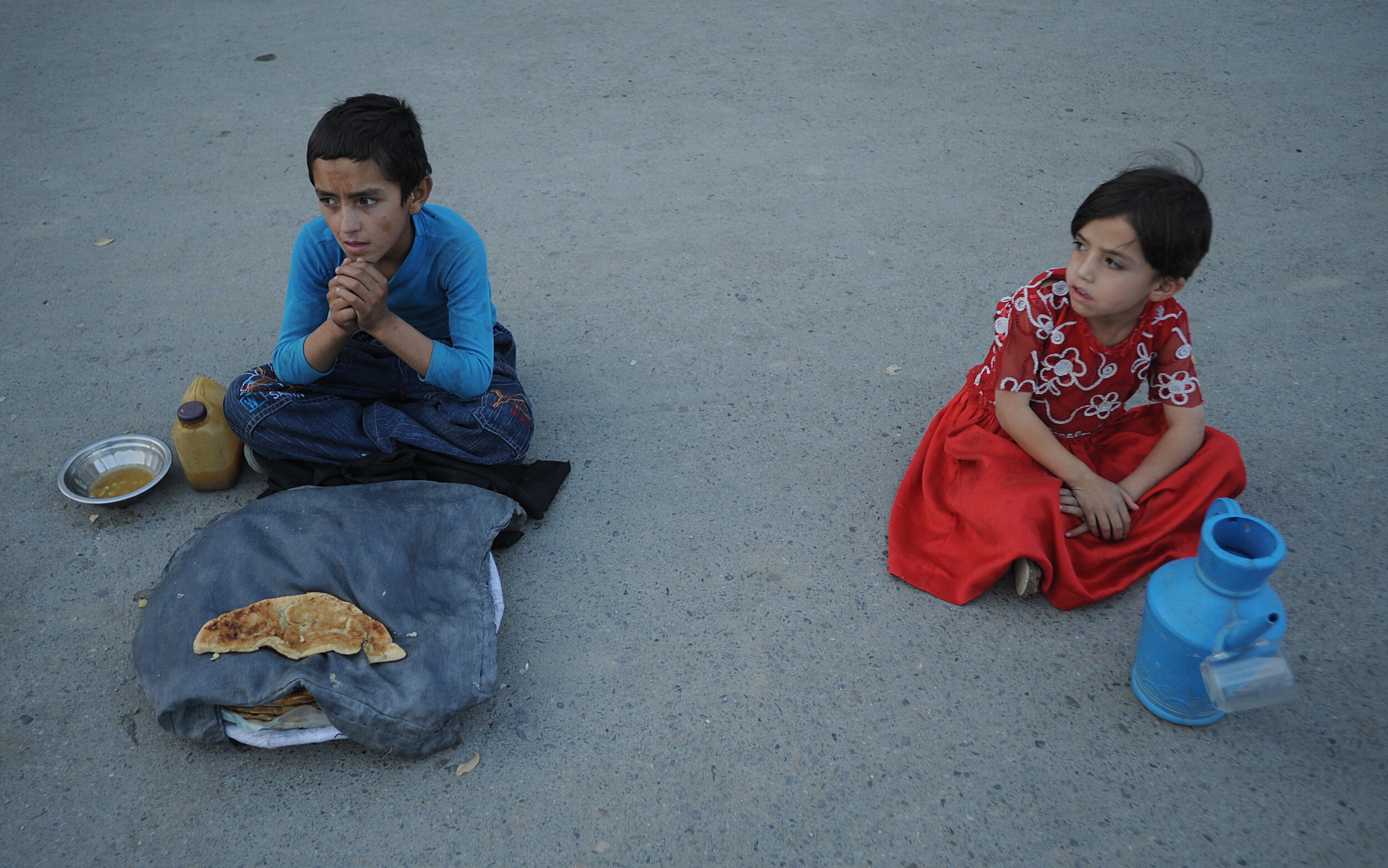  Afghan children sell their food and water at the time of Iftar (Time to break fasting) during the holy month of Ramadan in Kabul on August 30, 2009. Islam's holy month of Ramadan is calculated on the sighting of the new moon. Muslims all over the wo
