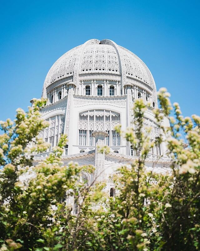 We took a day trip to the Bahai Temple (10/10 highly recommend visiting if you are in the Chicago area) but it was absolutely PACKED with high schoolers taking pictures for graduation weekend. So I had to get creative with the photos to get a shot wi