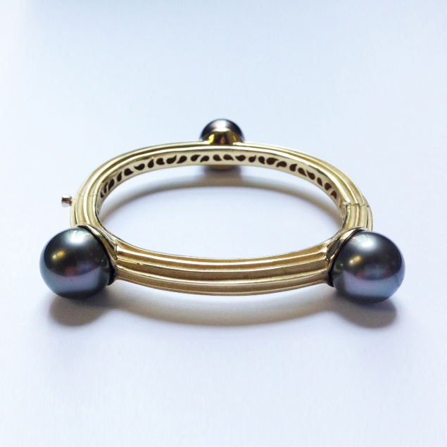 B-3995 Ridged cuff with Tahitian Pearls and Diamond 18K yellow Gold. Price upon request.jpg