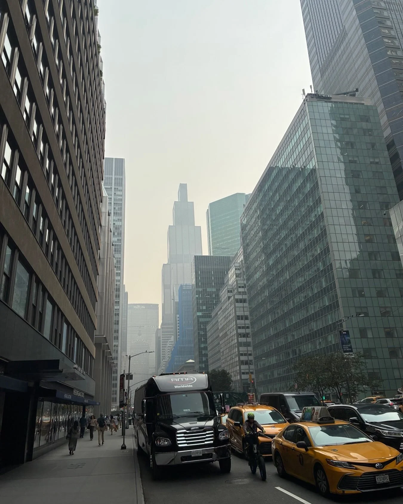Park Avenue looking towards Grand Central Station. 4:10 p.m today. Smoke from fires in &hellip;Canada! And we&rsquo;ve had 100 degree days. that&rsquo;s where one udually sees blue sky. But of course &rdquo;there&rsquo;s no such thing as climate warm