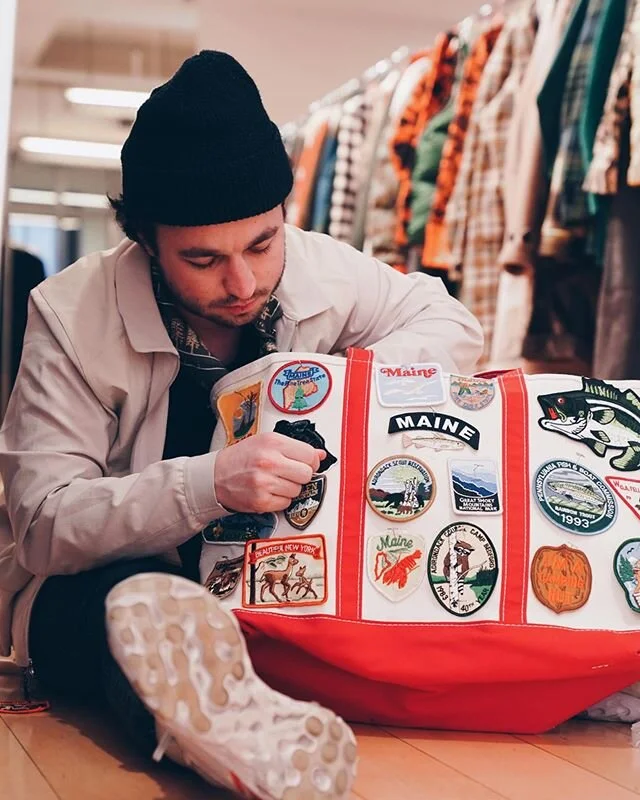 Handle with care (on the runway). Favorite accessory from the show ✔️