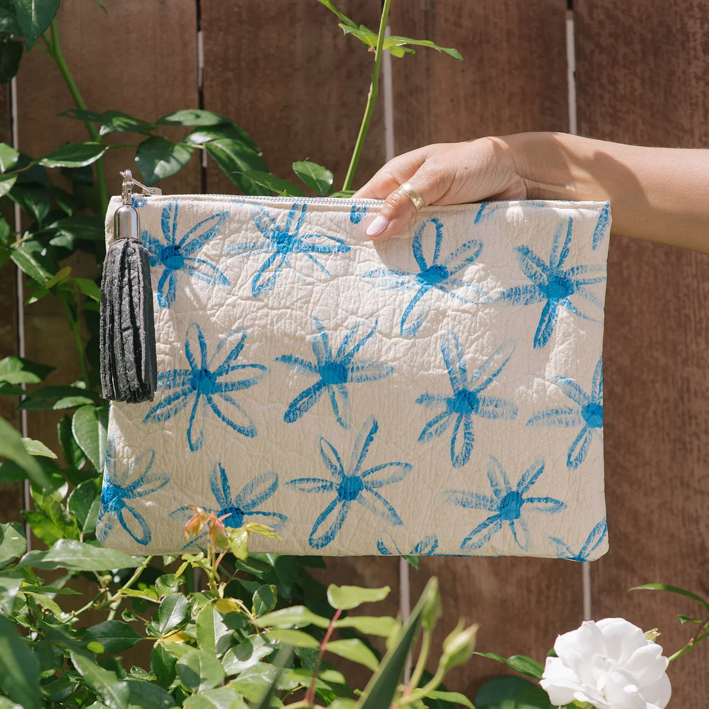 Rosairus_OversizedClutch_FlowerLines_Blue_2.jpg