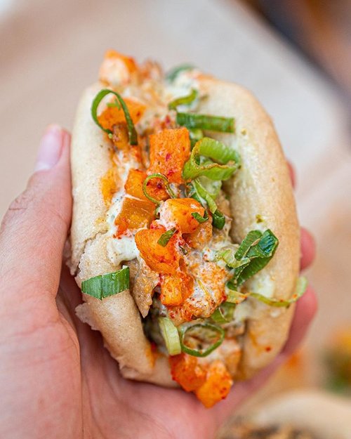 If you can handle the Korean spice🇰🇷🌶, our pork belly bun will satisfy your taste buds.😋 Pork belly and pineapple🍍 kimchi topped of with scallions and our cilantro lime sauce. Comment below if you are down for some Asian fusion👇🏼