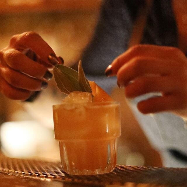 Working on your garnish game? Here&rsquo;s some inspiration. 🥃👌
.
.
.
#idlehour #northhollywood #happyhour #drinks #garnish #virtualhappyhour #saturdaynight #cocktails #1933group