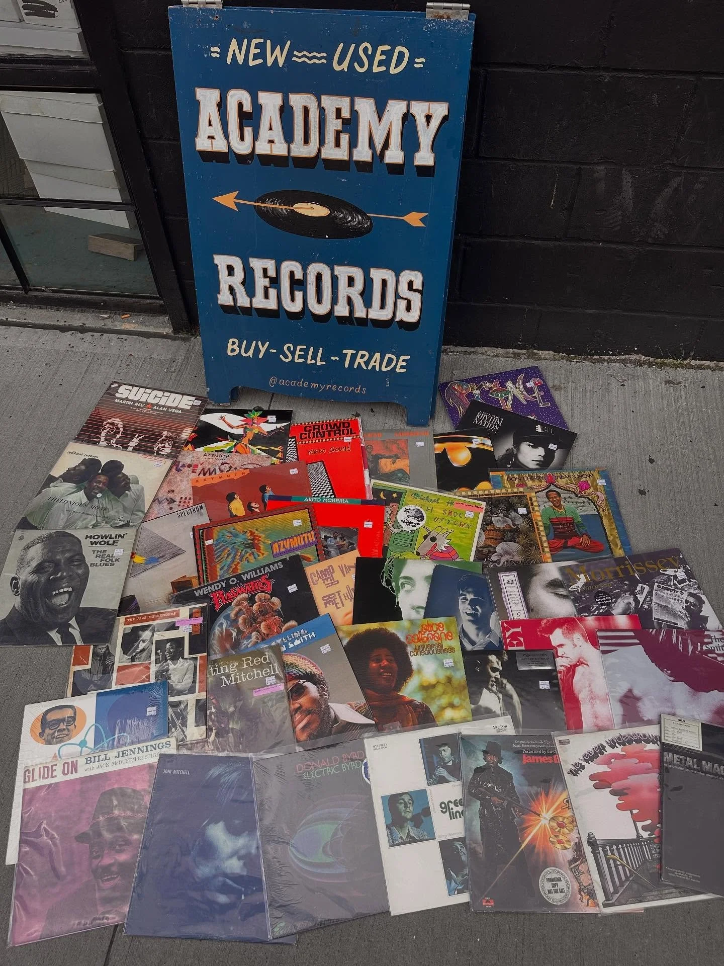 3 big house calls this week (like 6000 lps maybe ??) Plus the always good daily walk ins - it means the stores packed for this weekend starting TONIGHT for night store 🌝 and into the weekend for the 🎆🎇🧨See you soon !!!