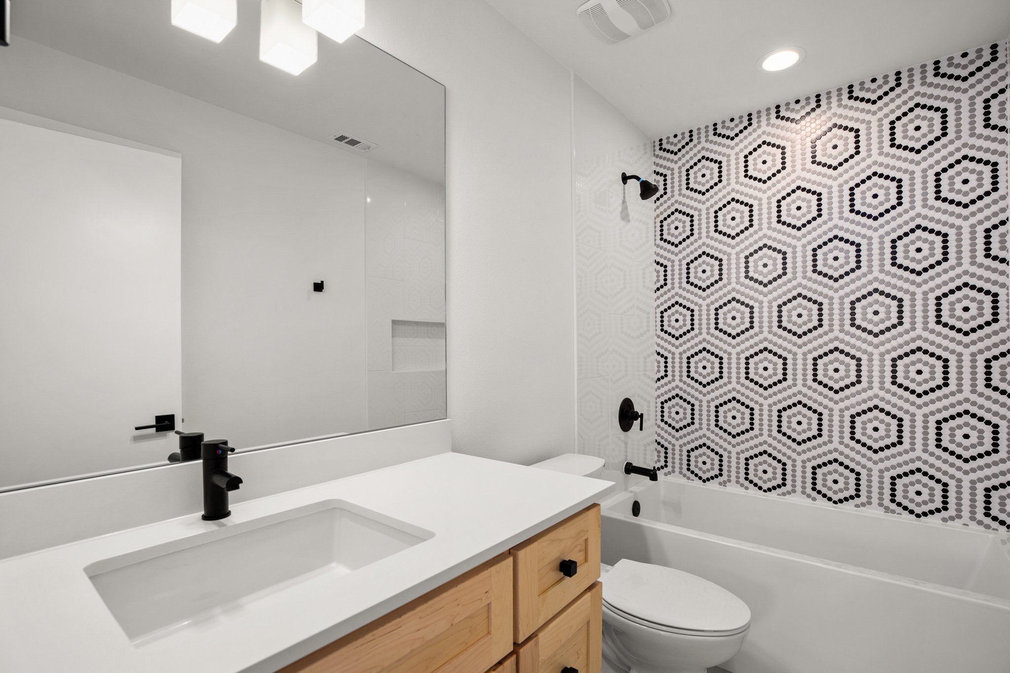 2509 Unit 1 - Guest Bath.JPG
