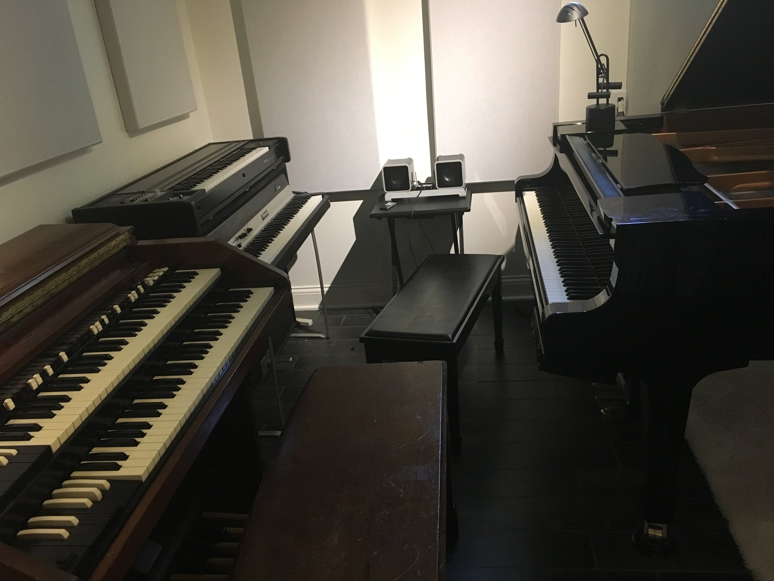 “Non-MIDI” keyboard booth / view 1
