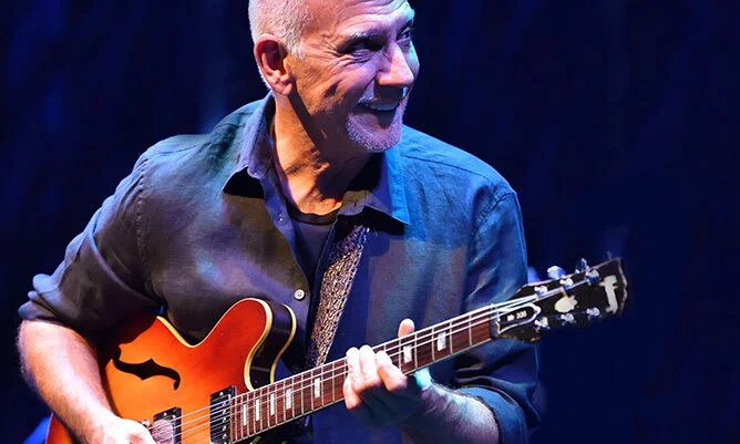 Larry Carlton