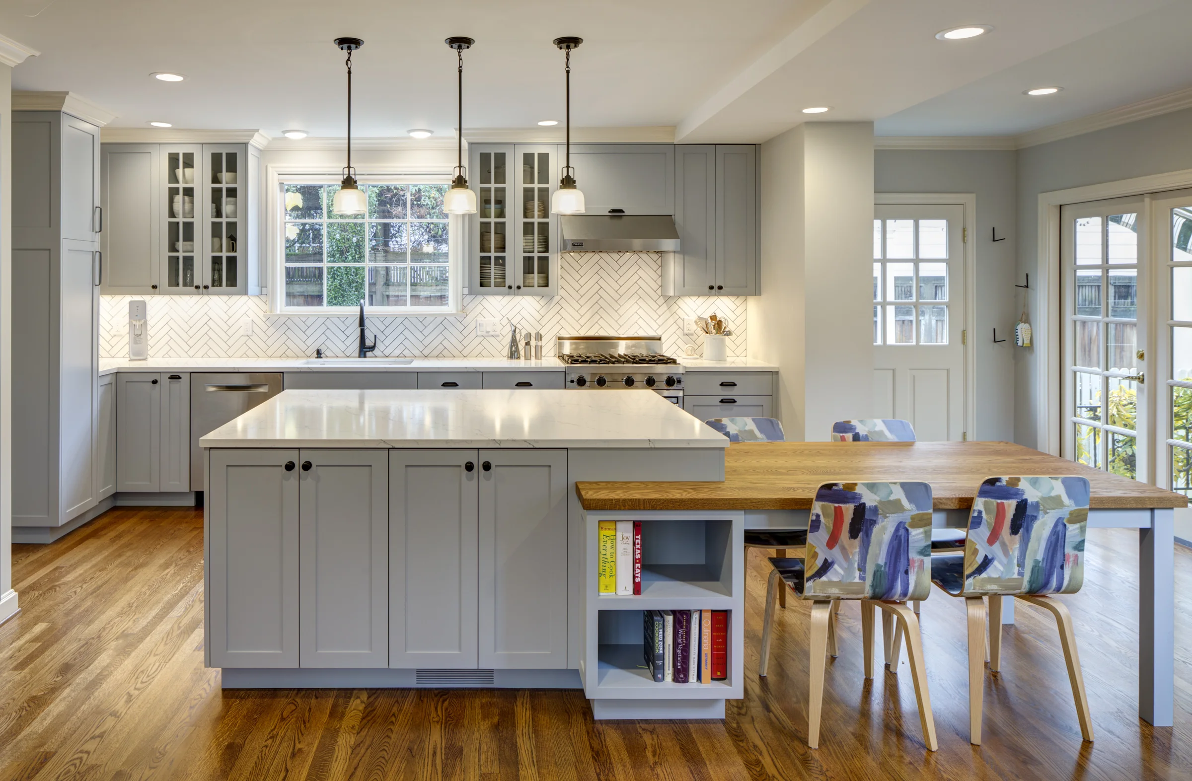 Dual Level Island Provides Space for Dining
