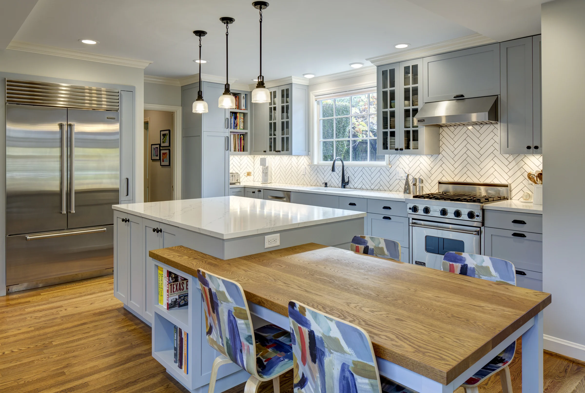 Dual Level Island Provides Space for Dining