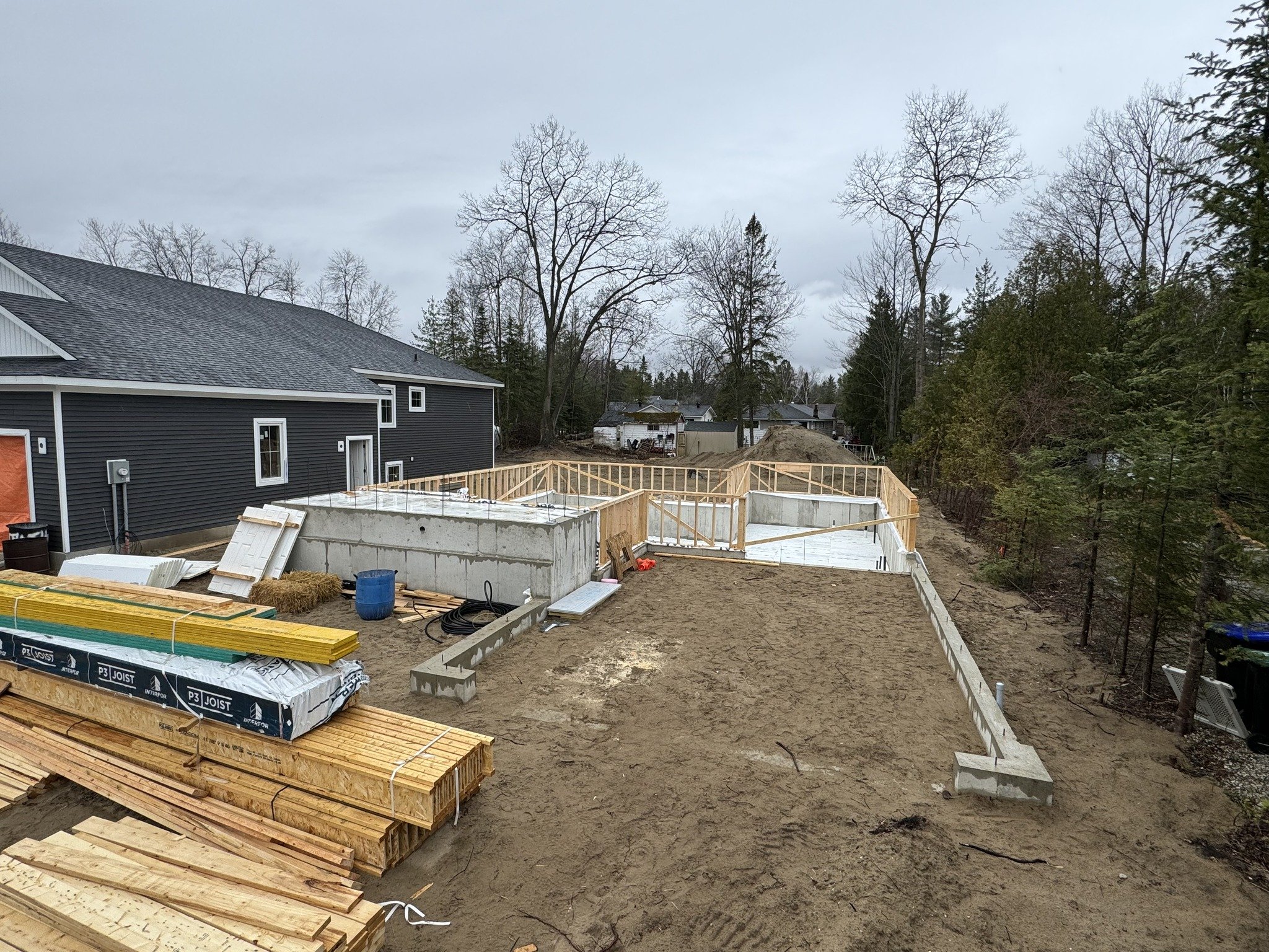 Some more progressive photos of our most recent spec build! Things are moving along 🚂
.
.
.
.
.
 #construction #customhouse #customhome #newhomeconstruction #customhomedesign #custombuilder #customhomes #newconstructionhomes #newconstruction #custom