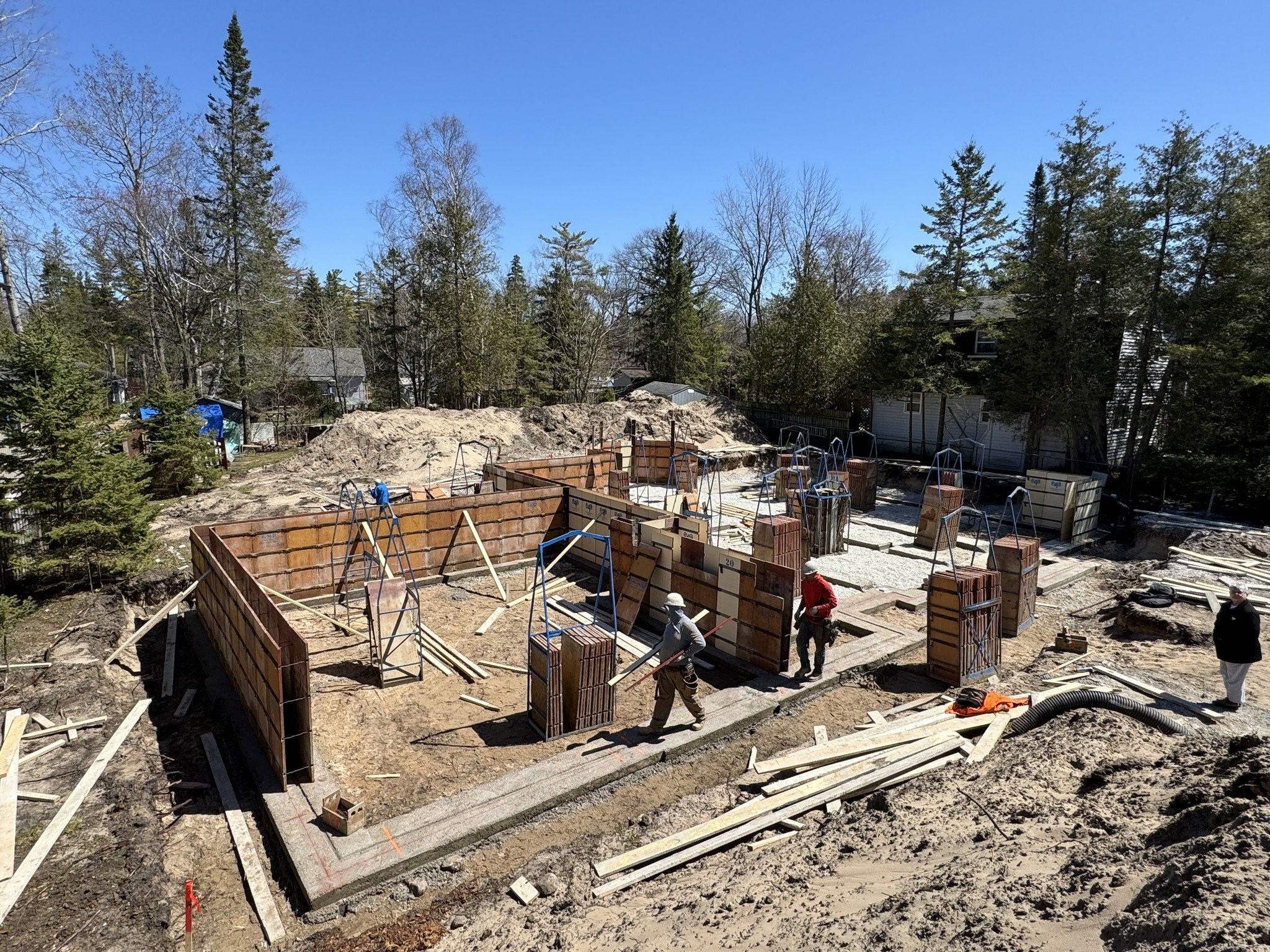 Progress, Progress! 🌿 Spring is in the air, holes are being dug and foundations are going in. It&rsquo;s amazing how fast these guys can work! 💪🏼 @jamcontractingcorp @gmpconcretefoundations
.
.
.
.
.
.
 #homeconstruction #constructionsites #custom