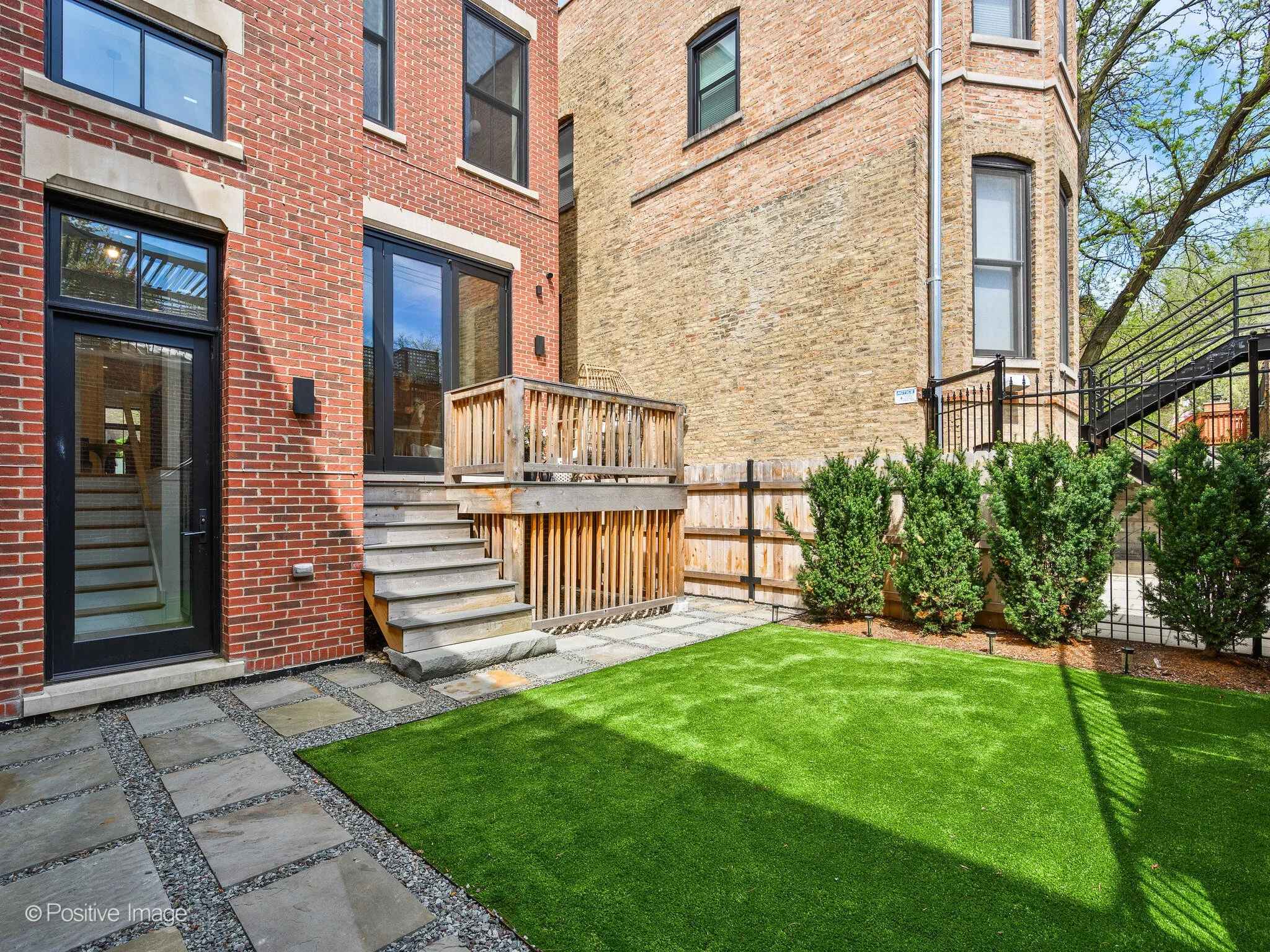 2107 N Cleveland Ave Chicago IL 60614 USA-063-049-0063-MLS_Size.jpg