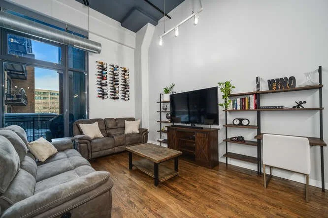 1224 W Van Buren St Apt 212-small-007-009-0005-666x445-72dpi.jpg