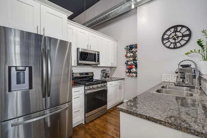 1224 W Van Buren St Apt 212-small-014-014-0012-666x445-72dpi.jpg