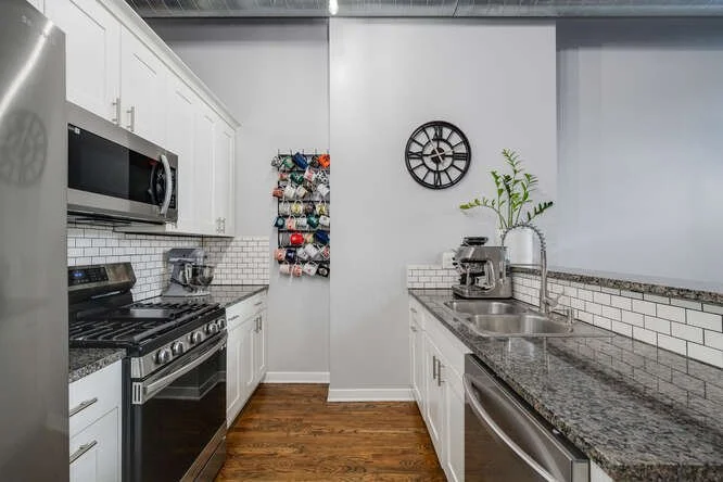 1224 W Van Buren St Apt 212-small-015-007-0013-666x445-72dpi.jpg