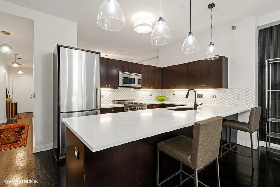 04_6-N-Michigan-Ave-_610_Kitchen_Web.jpg