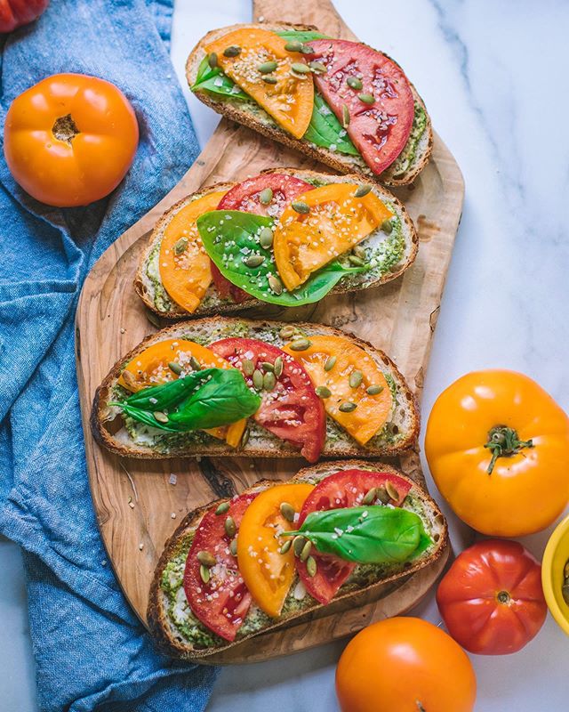 Heirloom Tomato Pesto Toasties 🍅 aka The Best Toast Tuesday Ever!
Lightly toasted sourdough slices + almond cream cheese + vegan pesto + sliced tomatoes + fresh basil + sea salt ❤️ If you have summer tomatoes where you are, please make yourself a sl