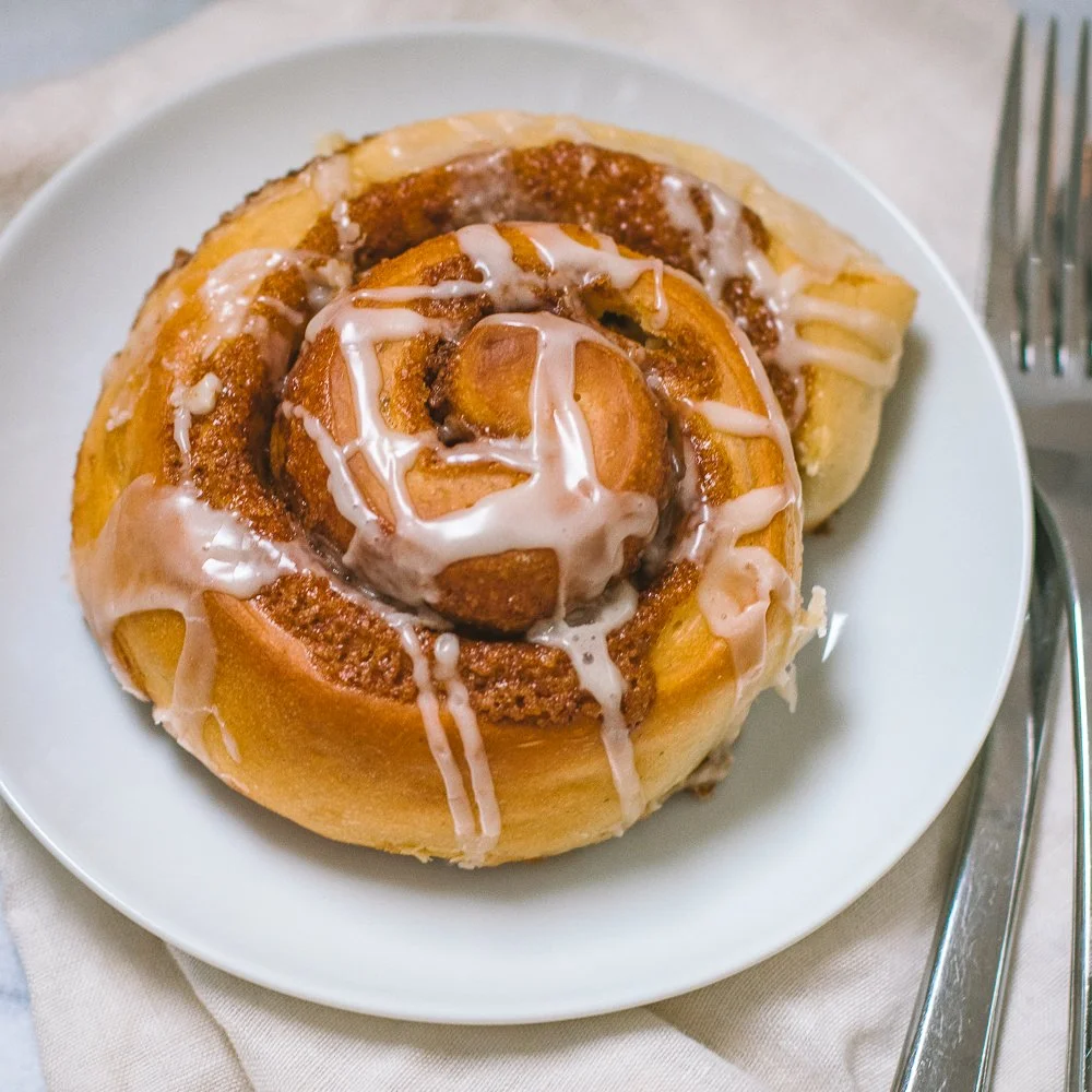 Small-Batch Vegan Cinnamon Rolls (Easy Sheet Pan, 6 Rolls)