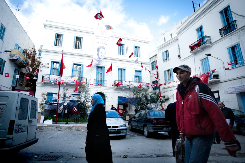  Libertà o non libertà, da qualche mese a Tunisi i bar sono chiusi il venerdì, nel giorno di preghiera, una facoltà dell'università della capitale è occupata da diverse settimane da un gruppo di salafiti che vorrebbero che uomini e donne frequentasse