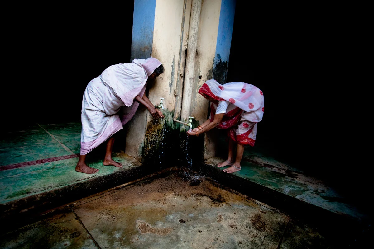 LE VEDOVE DI VRINDAVAN-6.jpg