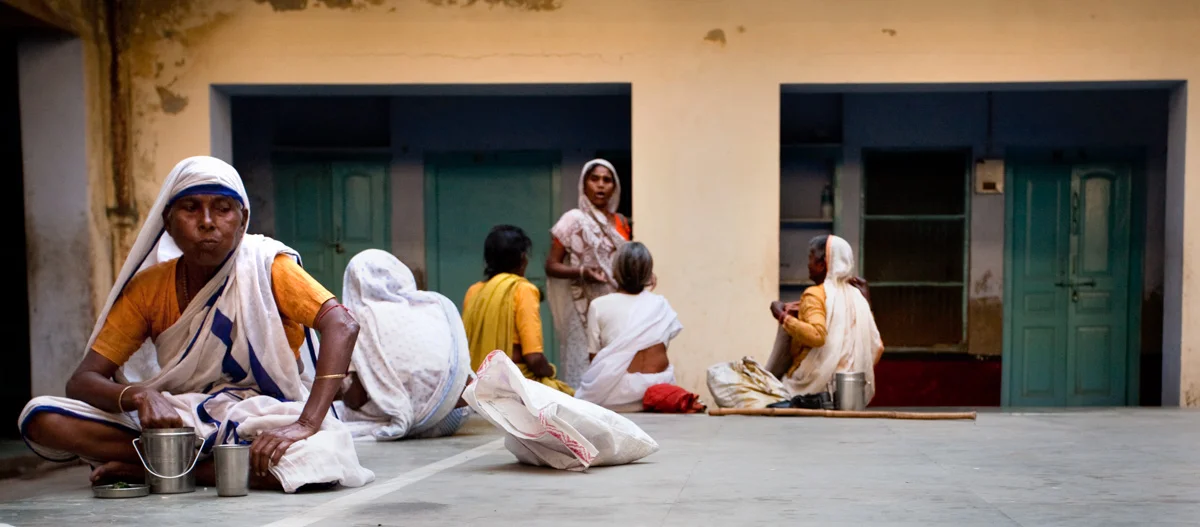 LE VEDOVE DI VRINDAVAN-7.jpg