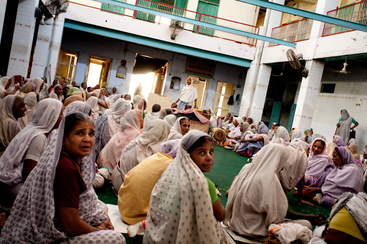 LE VEDOVE DI VRINDAVAN-11.jpg