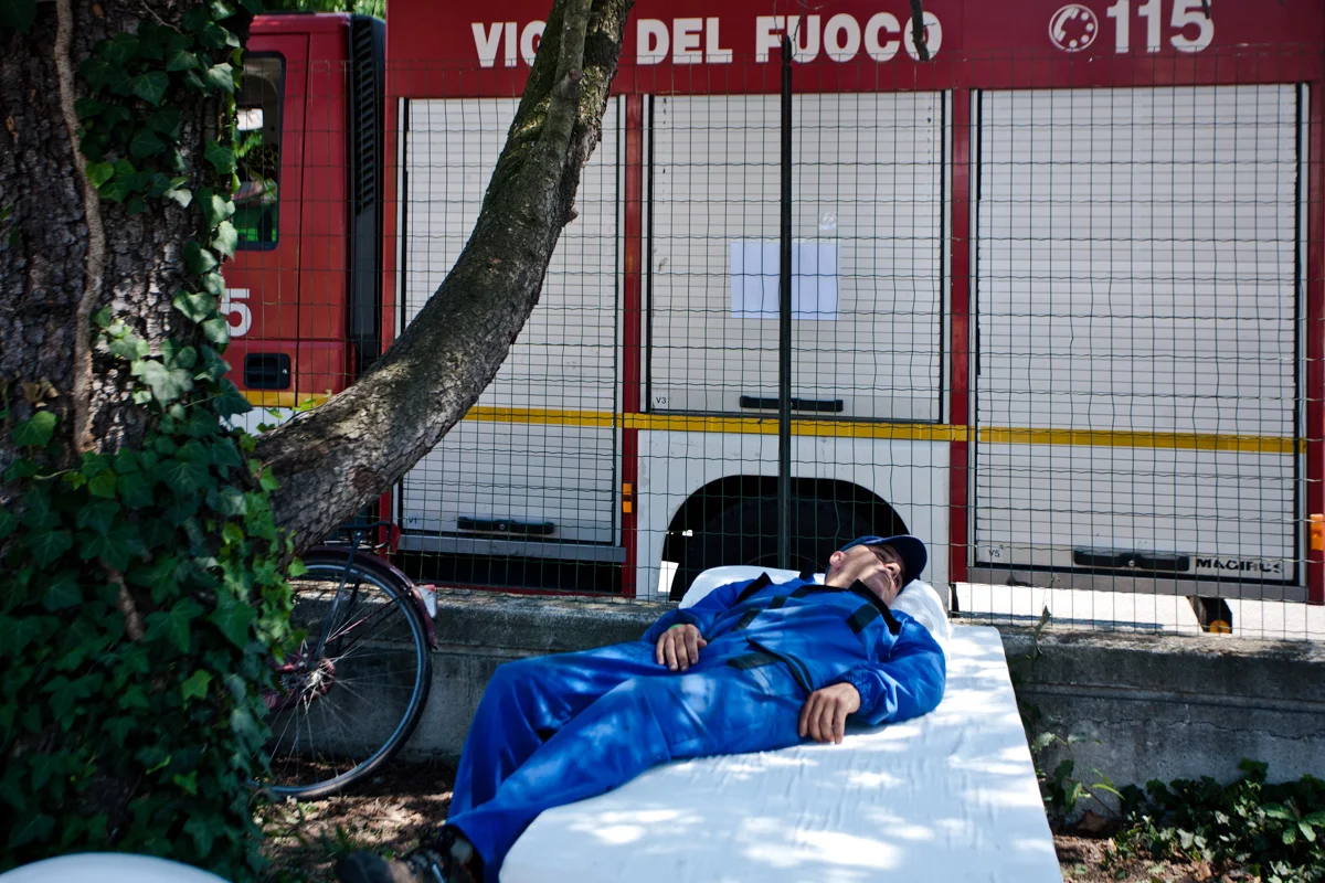 Nella bassa emiliana la terra continua a tremare, si possono ancora vedere le tende nei parchi cittadini o davanti alle abitazioni, ma l'aria immobile e sospesa che ha avvolto e che in parte continua ad avvolgere le zone rosse dei centri storici, silenziosi come il farwest dopo un duello tra cowboy nei film, comincia a sciogliersi. Si ha ancora paura della terra e del cielo, le persone si chiedono quando arriverà la prossima scossa e i ragazzini controllano sistematicamente il sito dell'istituto nazionale di geofisica e vulcanologia con i loro smartphone dalle sedie di un bar.