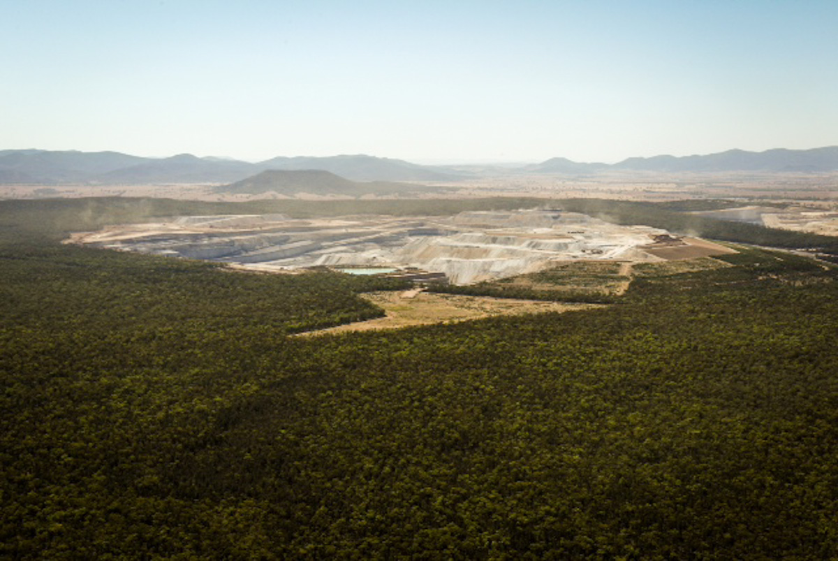  New South Wales, Australia, 2013.  A 7 ore dalle spiaggie e dai surf della costa orientale in una terra aspra già minacciata dalla siccità, agricoltori, aborigeni, ambientalisti e associazioni protestano per l'apertura di una nuova miniera di carbon