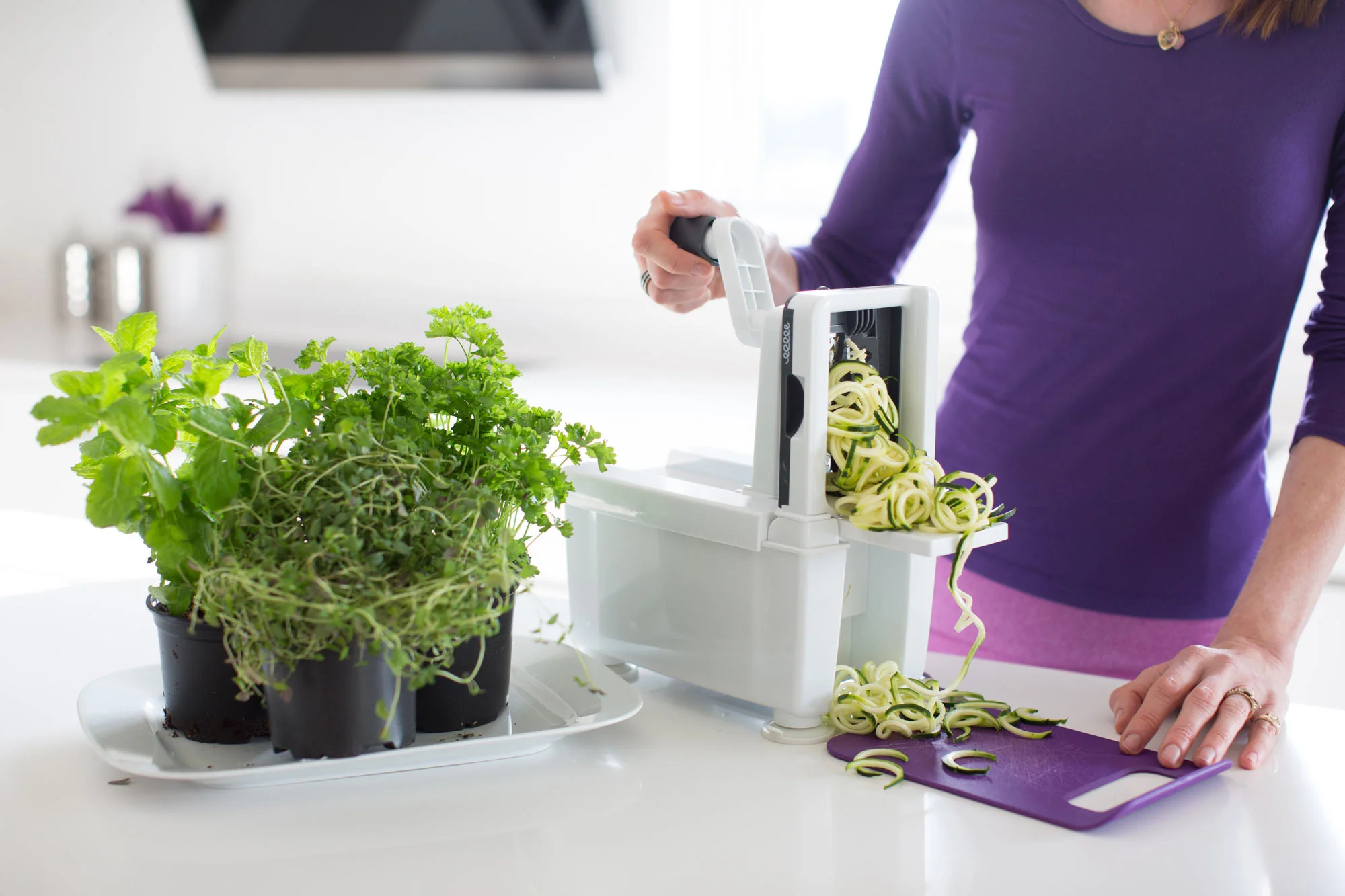 Making courgetti with a spiralizer