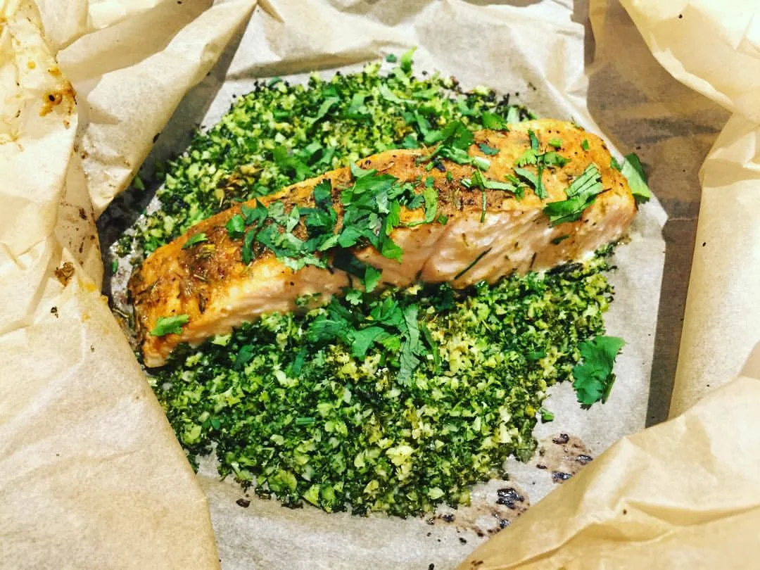 Cajun Salmon and Broccoli Kale 'rice' en papillote