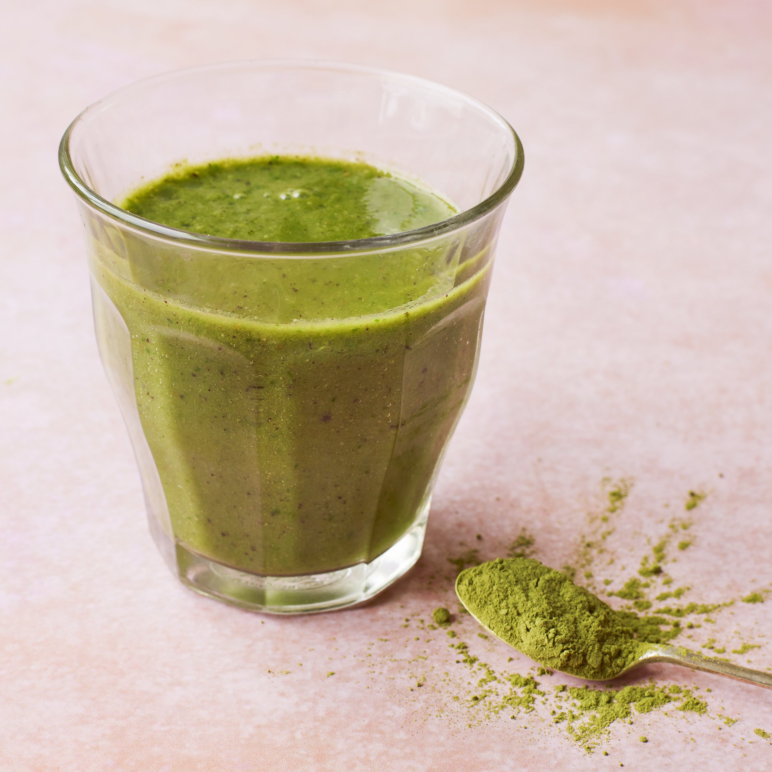 matcha tea, spinach and kiwi smoothie