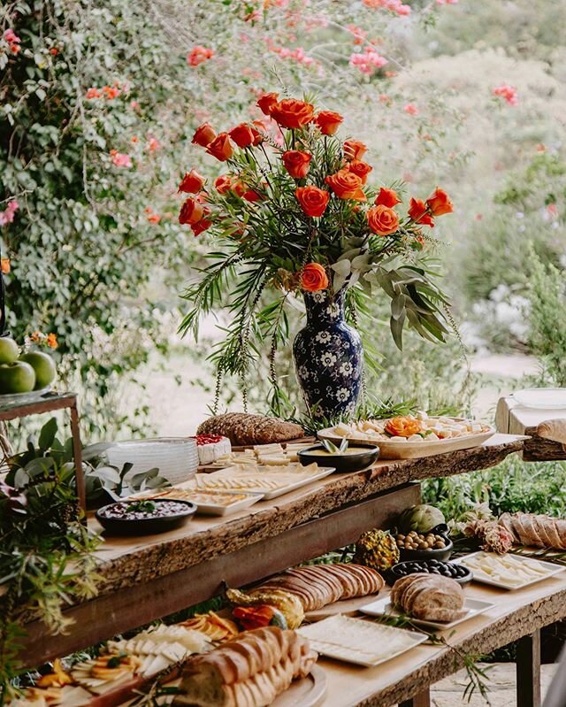Una tarde deliciosa en Villa de Leyva con esta linda mesa de panes y quesos 🥖🧀 en el matrimonio de Julian y Alejandra 🇨🇷 🇨🇴 Salud! 🥂
.
.
Diseño de mesa: @susypelaezdesign
Locación: Casa Antares (Villa de Leyva)
Foto: @amoreternofoto
.
.
#mes