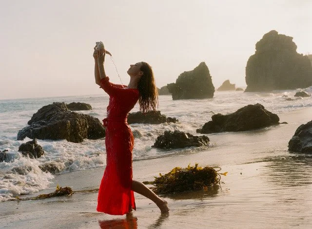 Molly Lewis Shares New Single "Cabana De Mel"