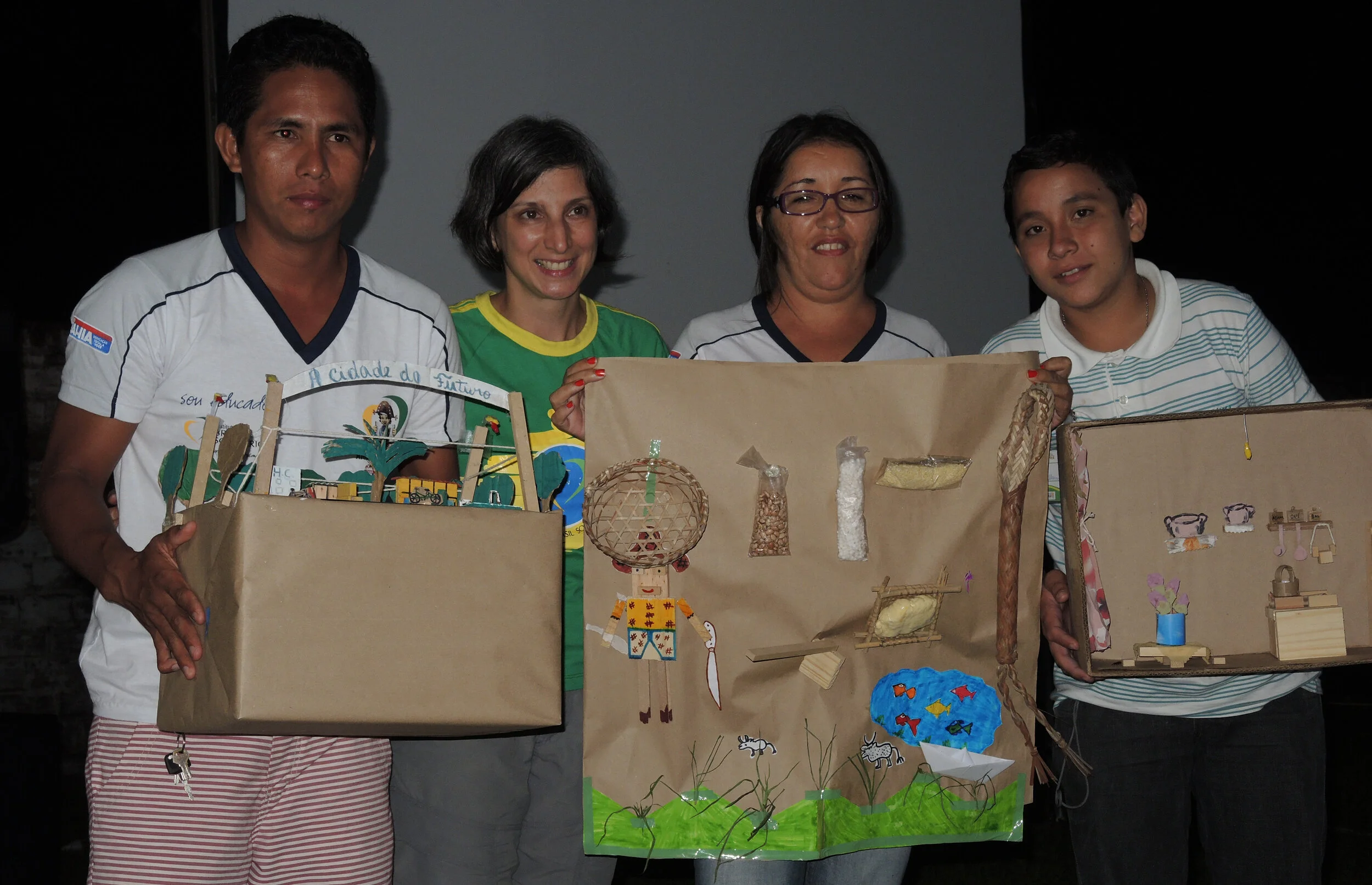 Apresentando trabalhos de alunos, em Tracuateua/PA