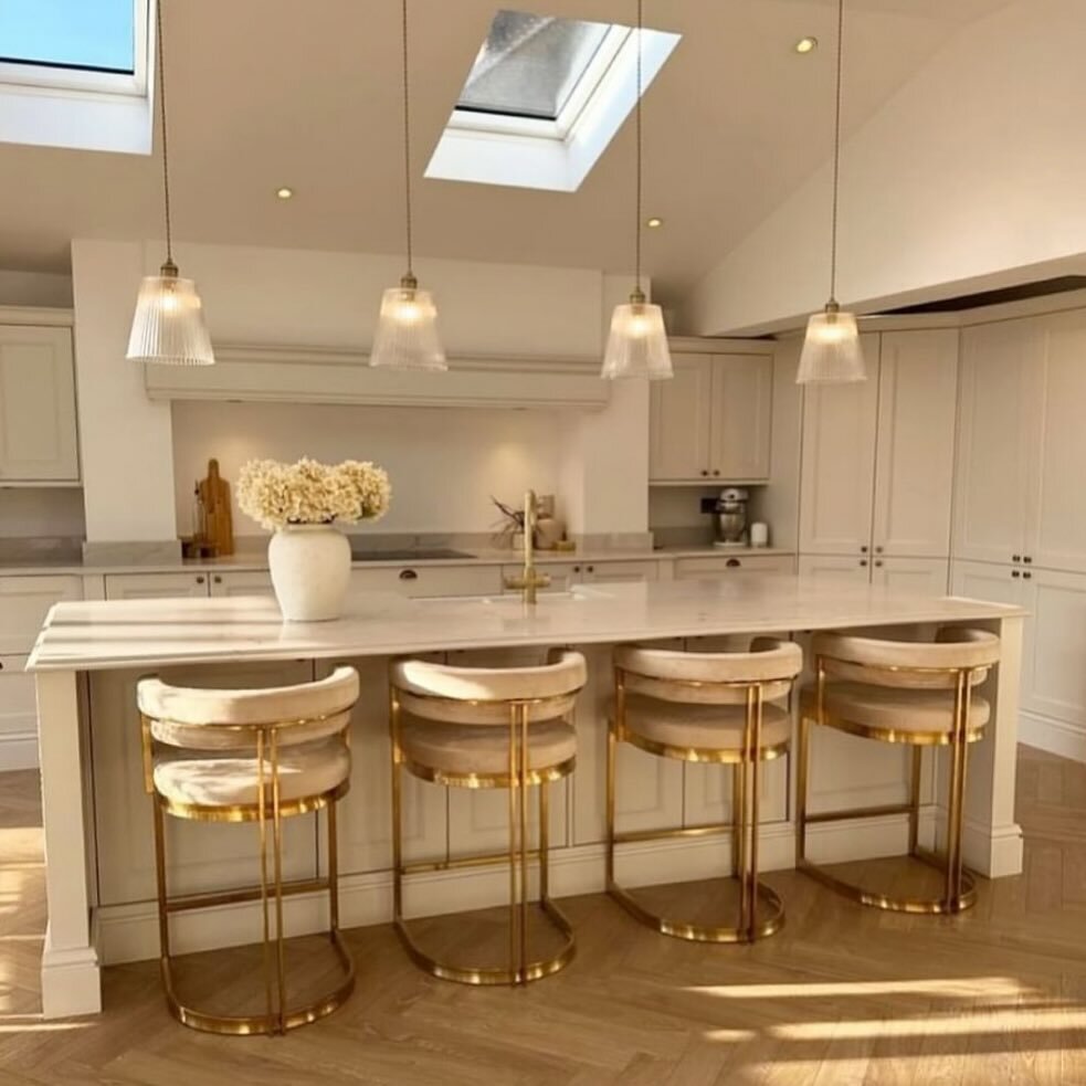 Kitchen Inspiration courtesy of Emily @renovation_at.10 🤩

For this fabulous collaboration we fabricated 30mm Capri Quartz Worktops &amp; Surfaces courtesy of @brachotfamily 

The Edge Profile is a Lambs Tongue #measured #made #fitted by @lbsstone 
