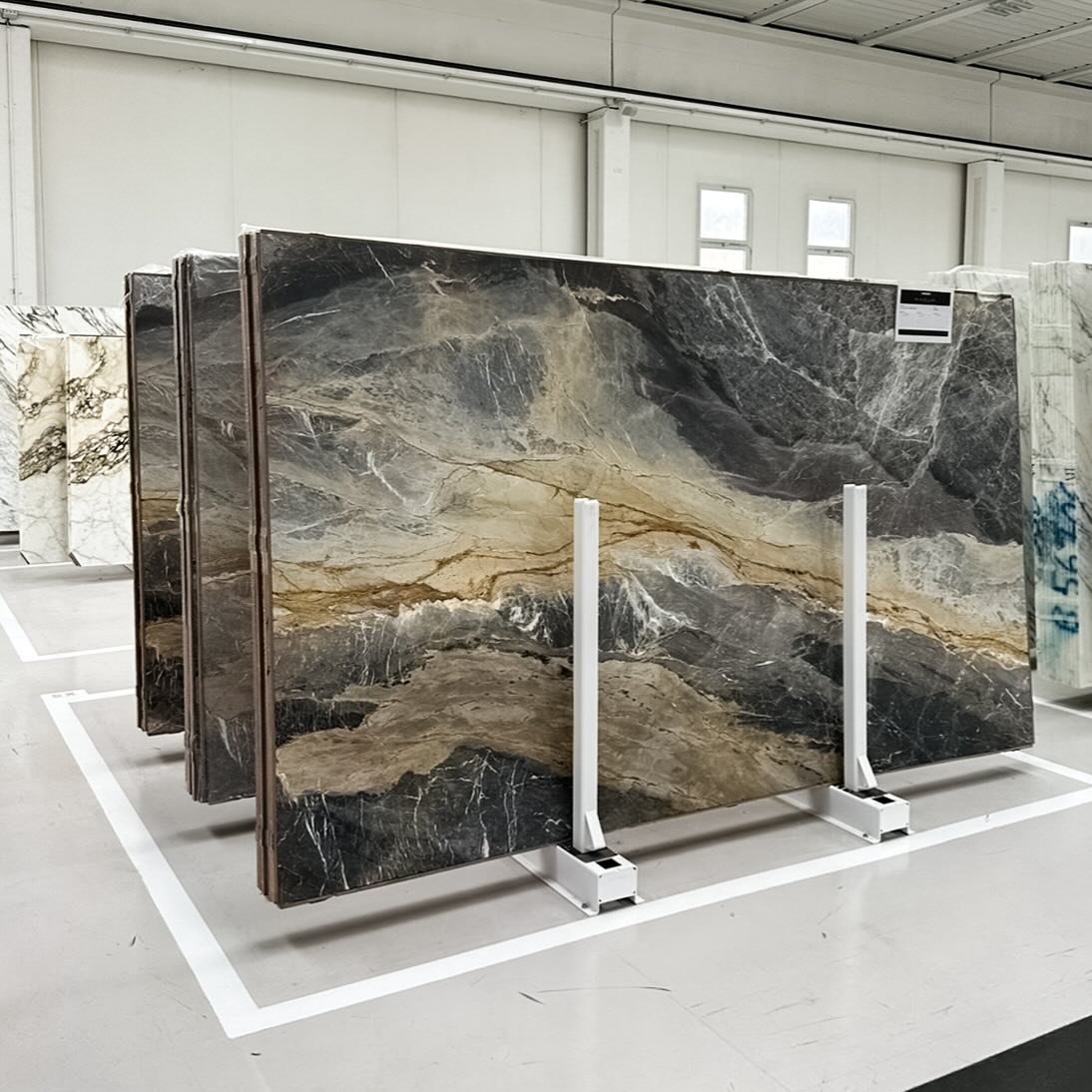 Gorgeous Natural Stone Worktops &amp; Surfaces from around the world courtesy of @cereserverona #measured #made #fitted by @lbsstone 

#worktops #onyx #kitchen #design #art #stone #nature #architecture #kitchendesign #kitcheninspiration #bathroom #it