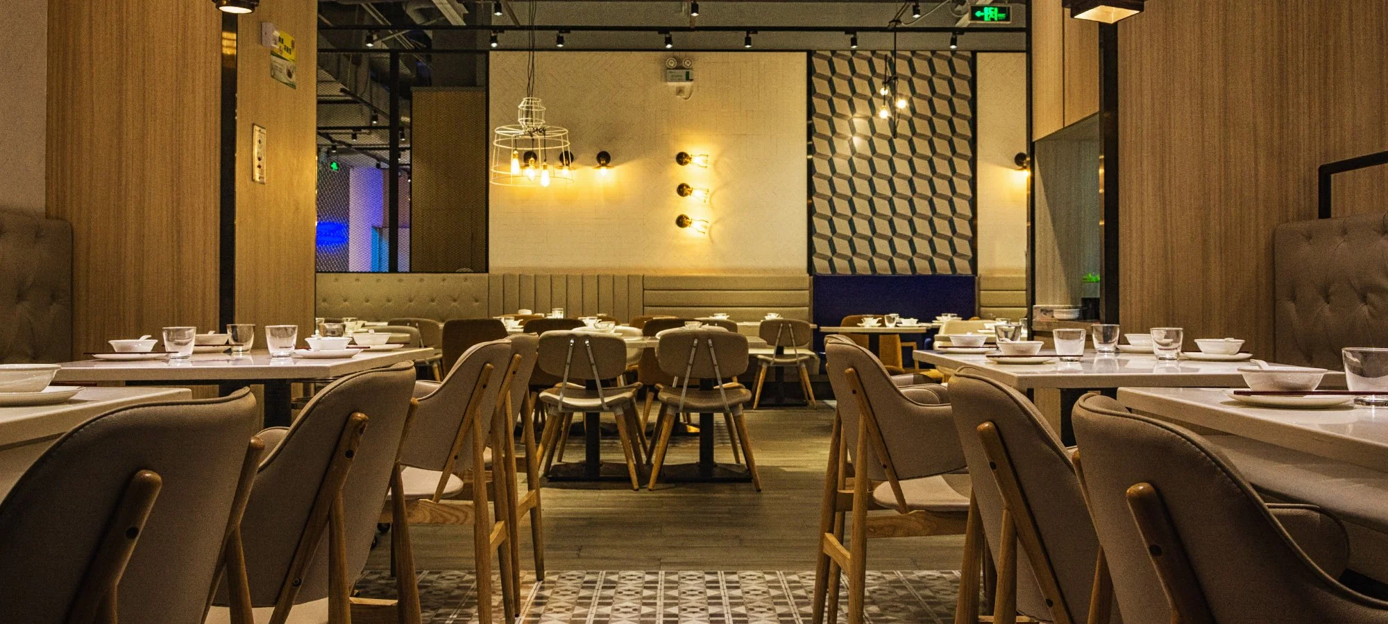 El Manifiesto de la Mesa: Por qué tu Restaurante es el Último Refugio de lo Real