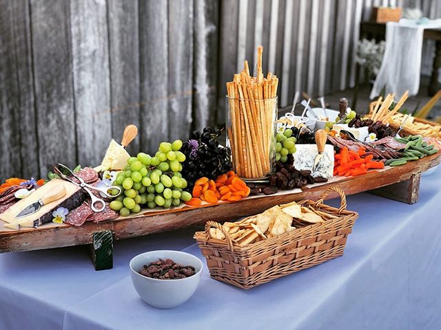 New Appetizer Alert! 😍 We&rsquo;re loving making these Seasonal Grazing Boards for every occasion&mdash; and your guests will love it too! 
We change them up weekly based on what&rsquo;s fresh, local and good 😋 add one of these to your cocktail hou