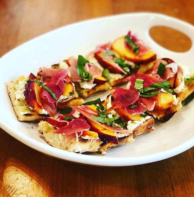 Testing out new appetizers for our late summer weddings and found a new favorite 🙌🏼😋 loving these grilled crostini with whipped ricotta, prosciutto, fresh basil and grilled summer peach 🍑