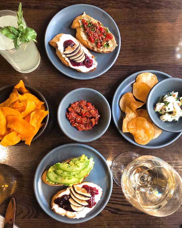 Happy hour is 24/7 in Vegas 😍🍸 we had too much fun with the &ldquo;snack wagon&rdquo; @harvestbyroy yesterday! Not pictured: the most incredible French fries we&rsquo;ve ever had (complete with truffle and Parmesan!) 😋💃🏻