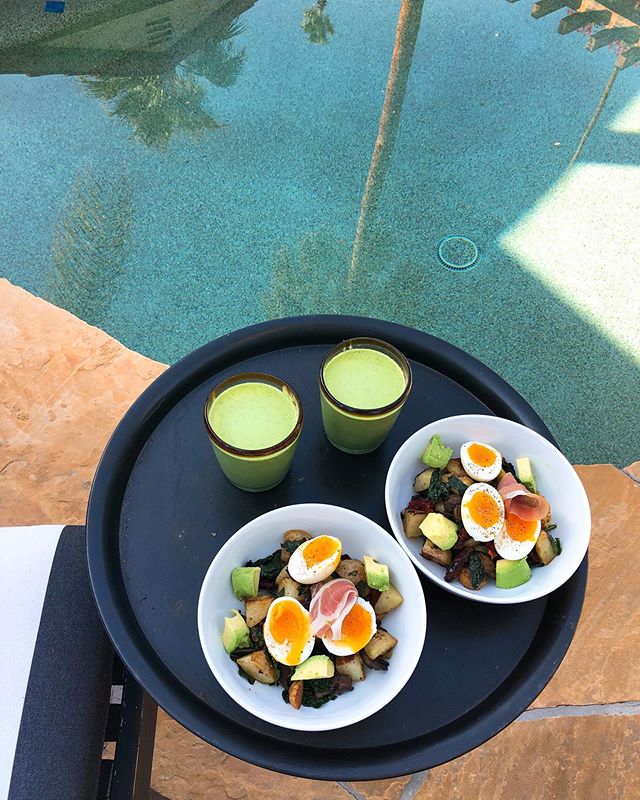 Poolside breakfast @steveinnthedesert this morning. Not a bad way to start out the new year 😉
&bull;
California breakfast bowl and green smoothie made with local finds from the Palm Springs farmers market&mdash; we love seeking out local products in