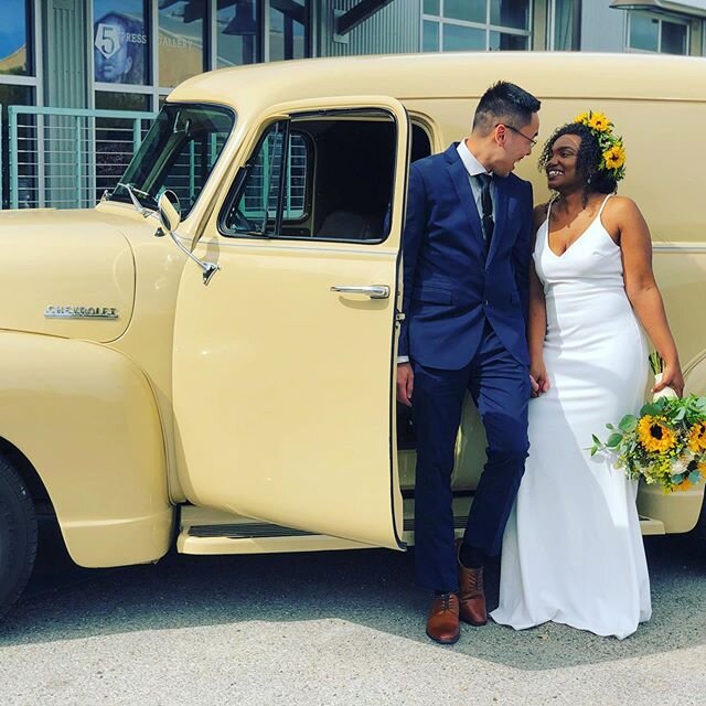 Check out this impromptu photo shoot from last weekend...
Those sunflowers sure do pop with that &ldquo;Sandy&rdquo; back drop!🌻