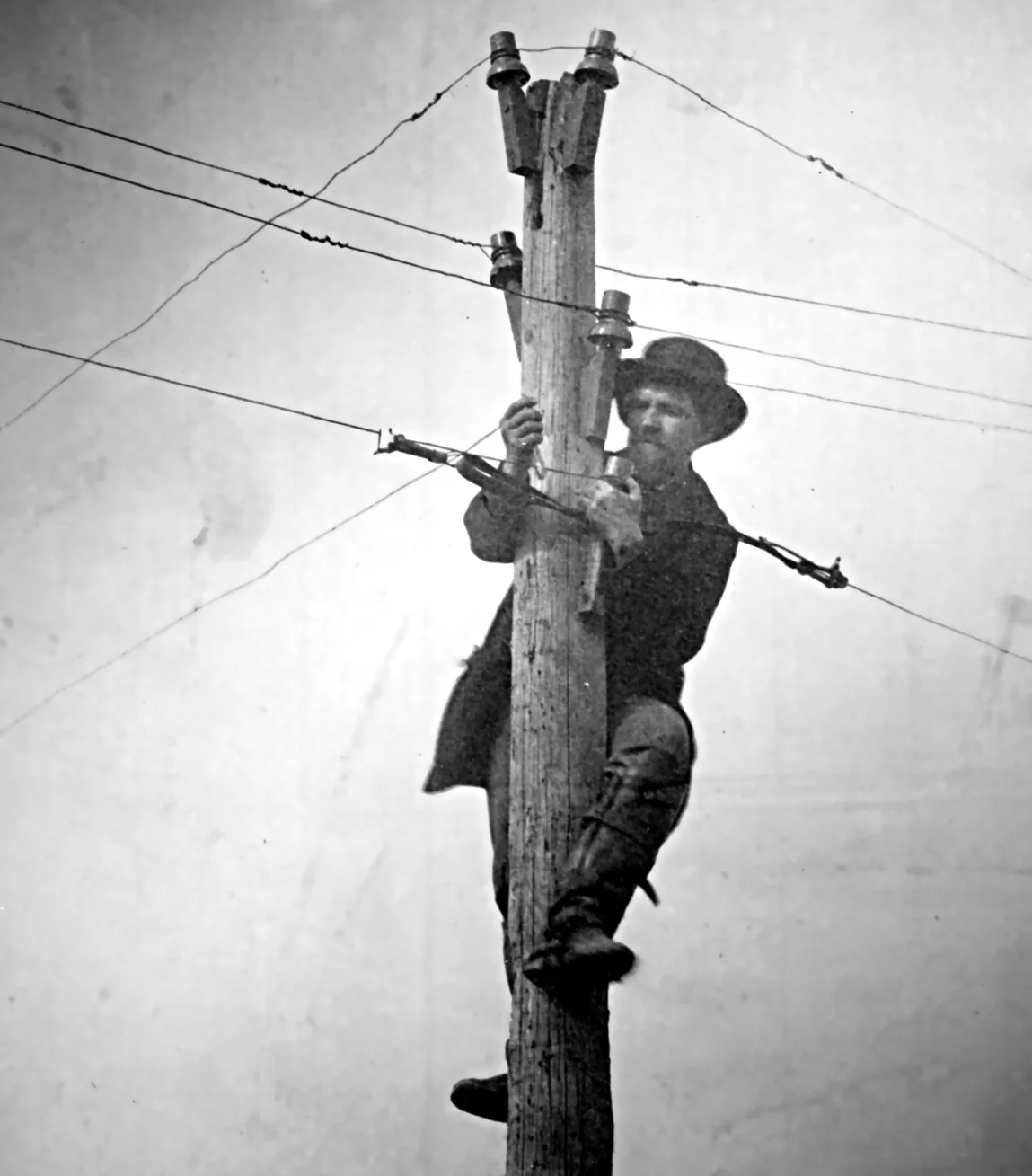 Cutting_telegraph_wire_(restored).JPG