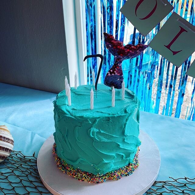 Mermaid themed cake - dark chocolate with Oreo frosting - and cookie cake 🧜🏻&zwj;♀️