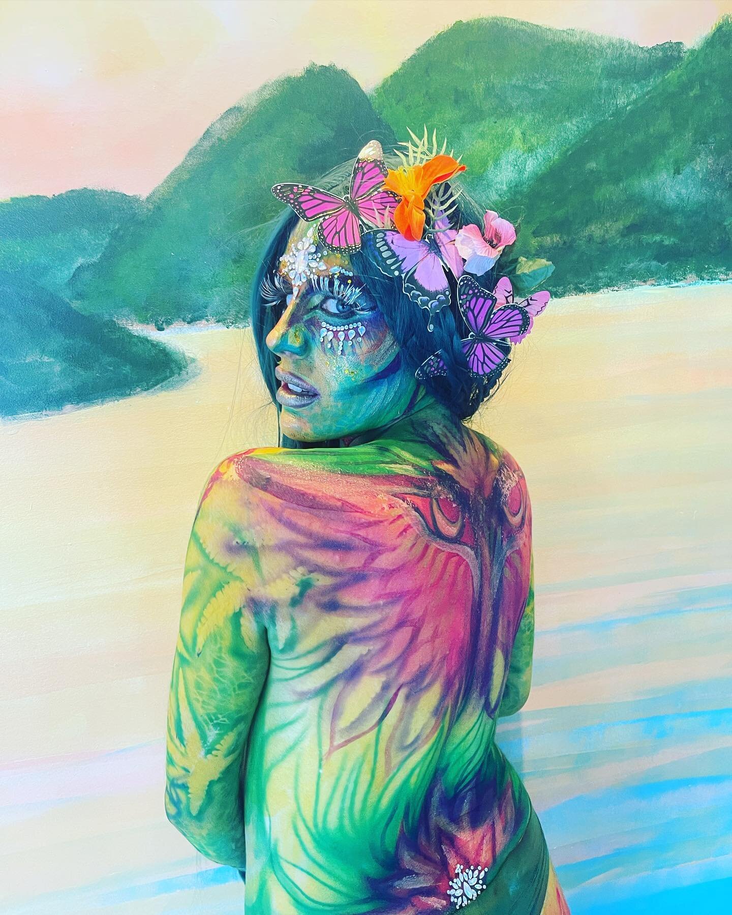 Jah Bless 🍀💛❤️&zwj;🔥🍃🦋🌞
Filming on location in Squamish for @1mwoz new music video celebrating the beauty of nature and lush living 🌸🌼🌻
Director @observe_breathe 
Makeup Artist @gemineye_mua 
.
.
.
#ganjagoddess #healingherb #beautyblessed #