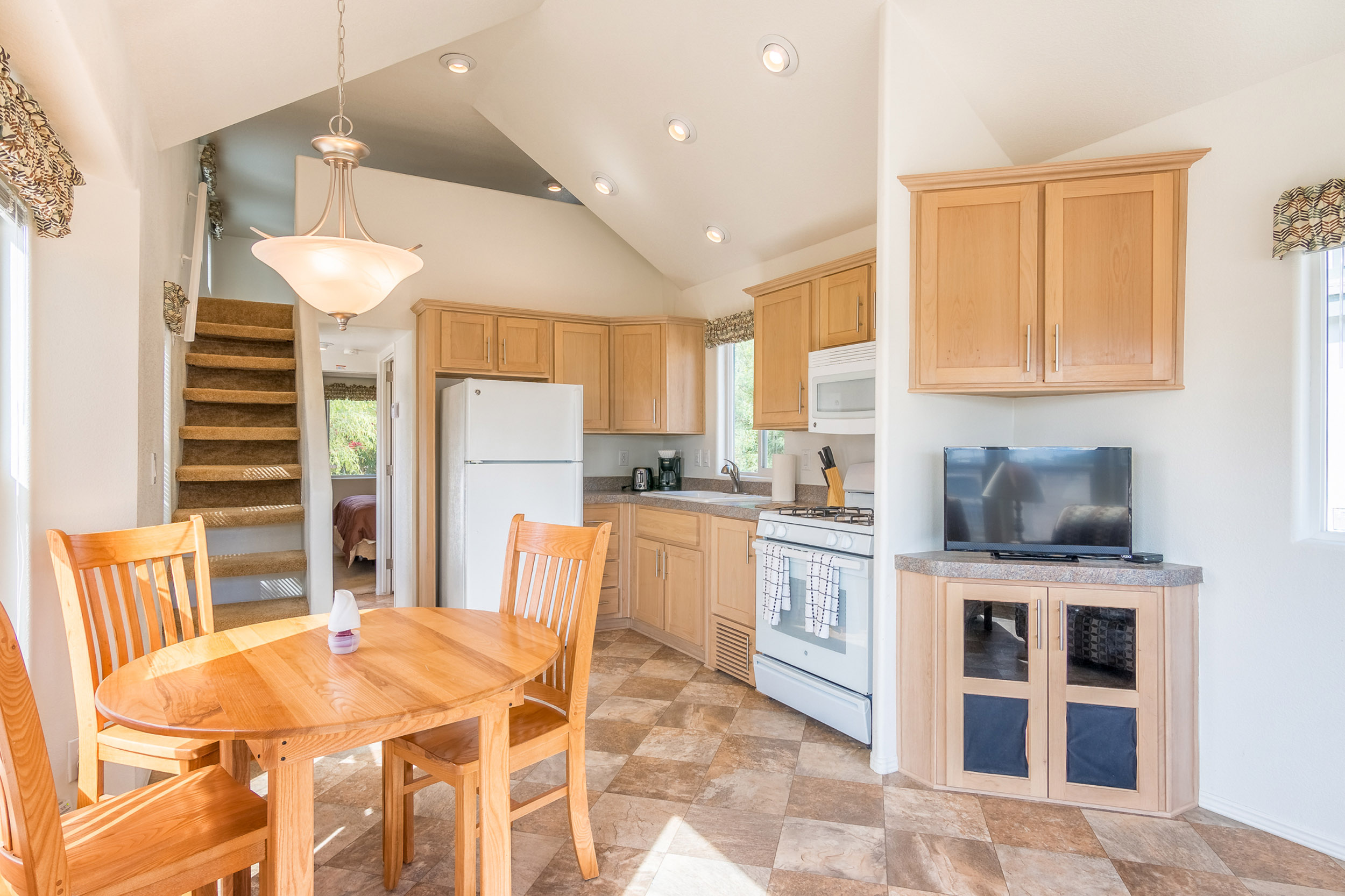 colorado-river-vacation-home-rental-table-kitchen.jpg