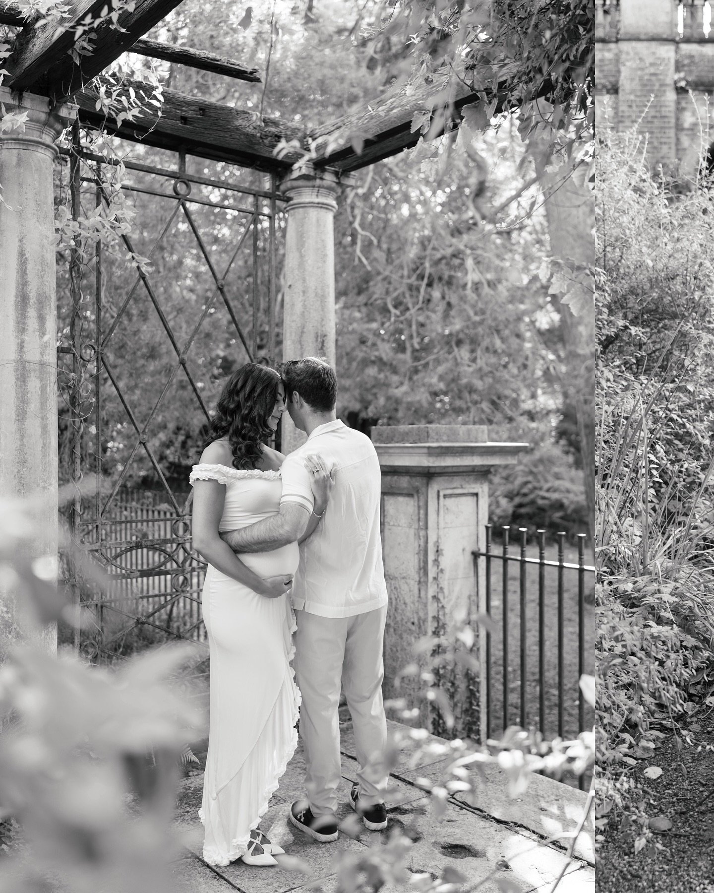 Christina&rsquo;s Maternity Shoot was beyond beautiful 🖤✨
So much love and happiness in one session✨ what a treat to photograph such special moments in life 🥹
&bull;
#londonmaternityphotographer #londonmaternityphotography #outdoormaternityshoot #m