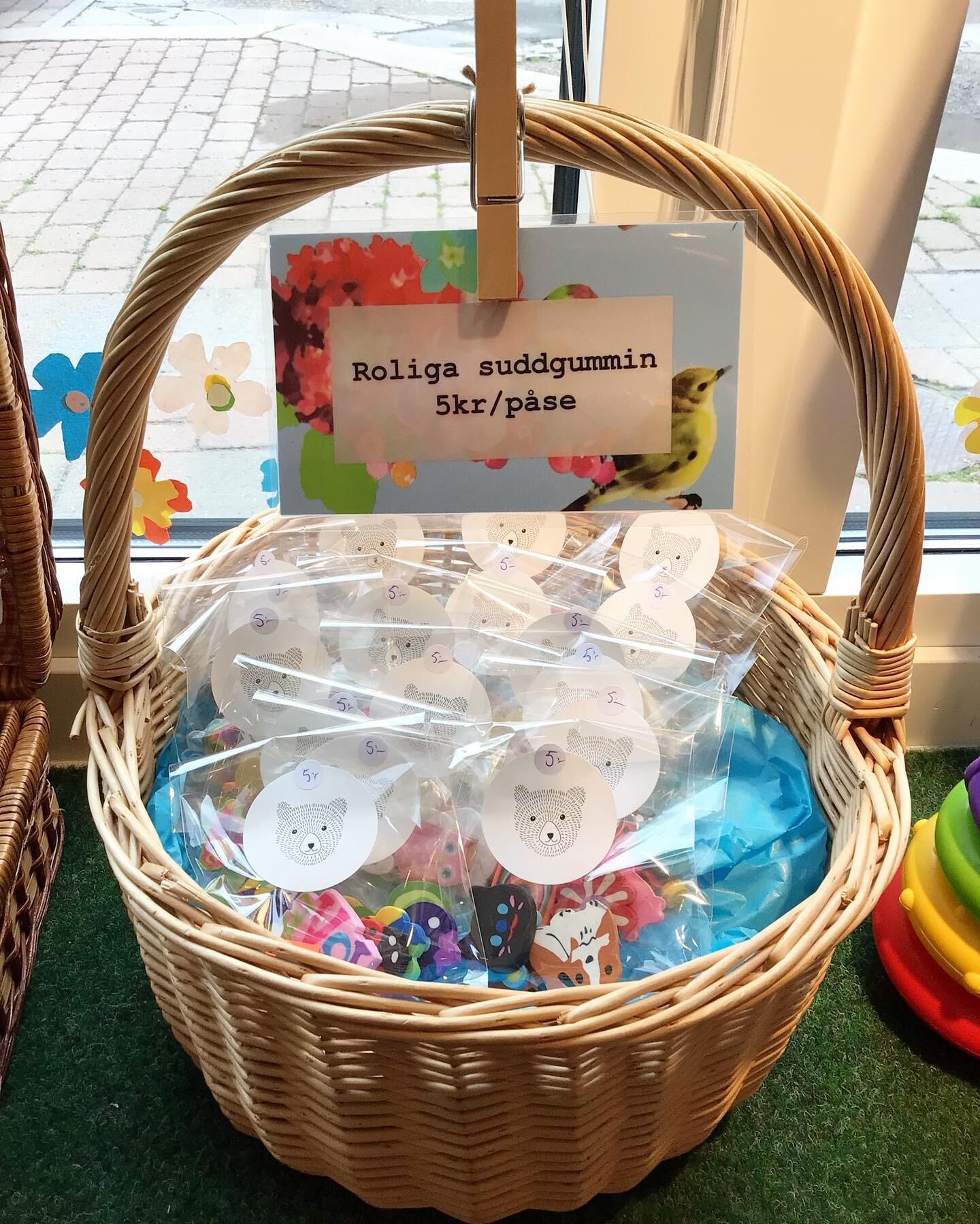 Wow, massor av suddgummin i form av olika figurer! Fem kronor per p&aring;se, 5 suddgummin i varje p&aring;se. V&auml;lkomna in till Mamas Retro!🐻🍓🐰🍉